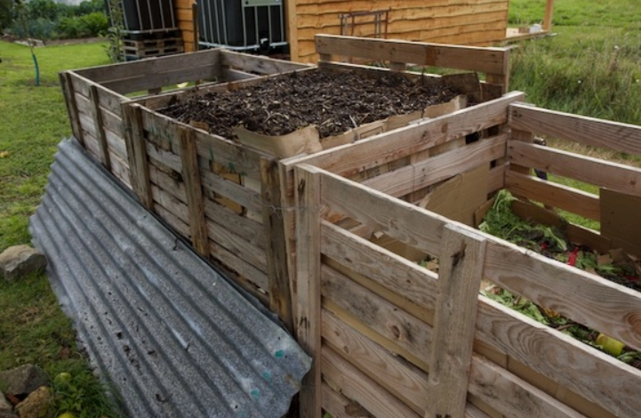 how to build a compost bin from pallets