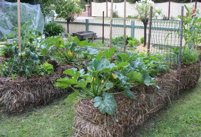 how to use hay bales
