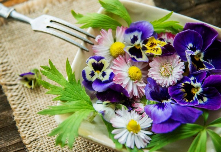 how to use edible flowers