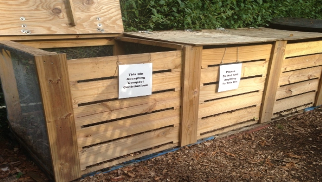 wooden pallet compost bin