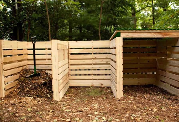wooden pallet compost bin
