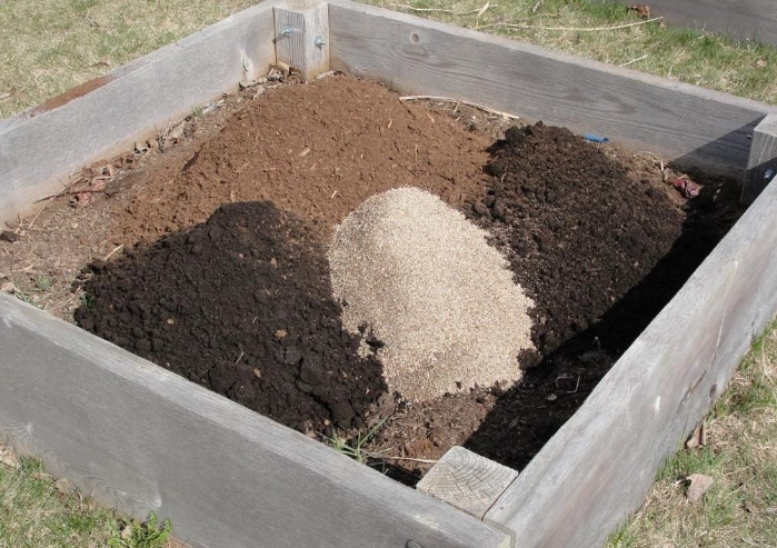 how to make raised bed soil