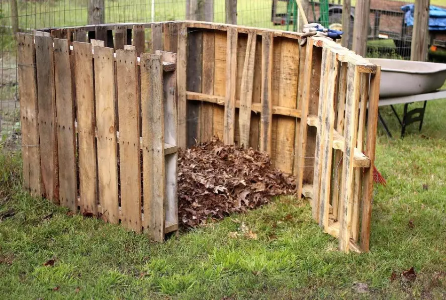 wood pallet compost bin