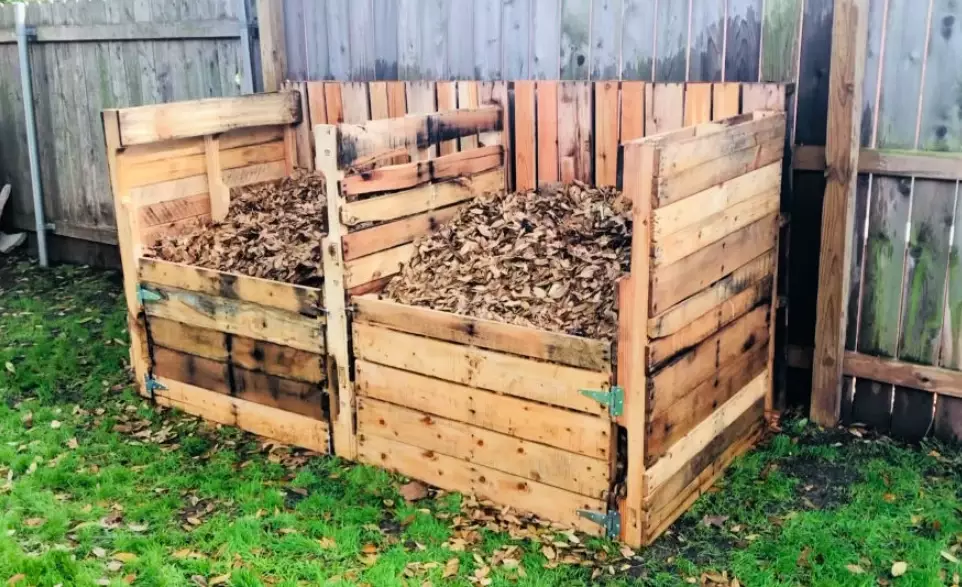 pallet compost bin DIY